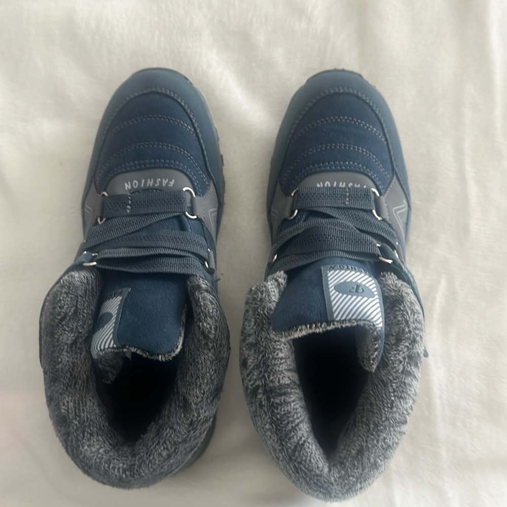 Cozy, fur-lined, waterproof, hiking shoes. Size 41. US size 8.5 Never worn.